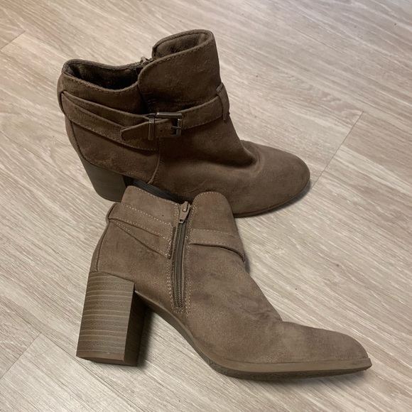 Tan booties with buckle - 9.5 - Picture 2 of 4